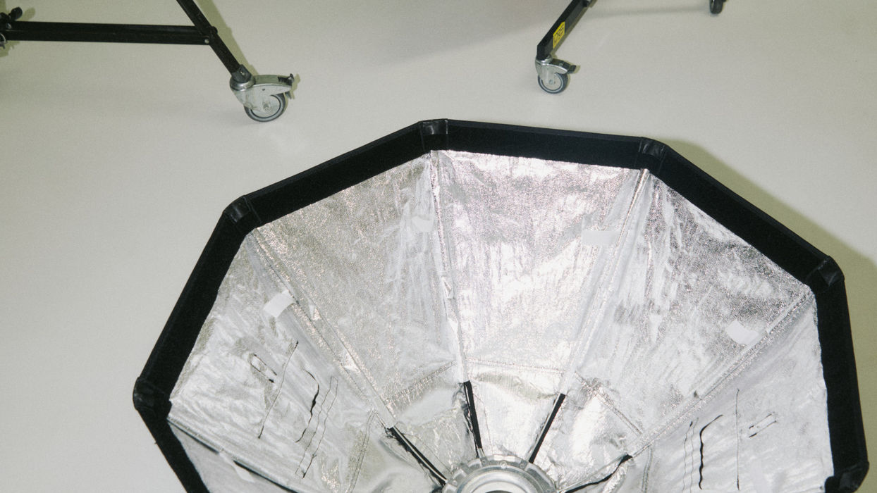Geöffnete Softbox mit reflektierender Innenfläche und Studiotechnik als Beispiel für die gezielte Steuerung künstlicher Lichtquellen.