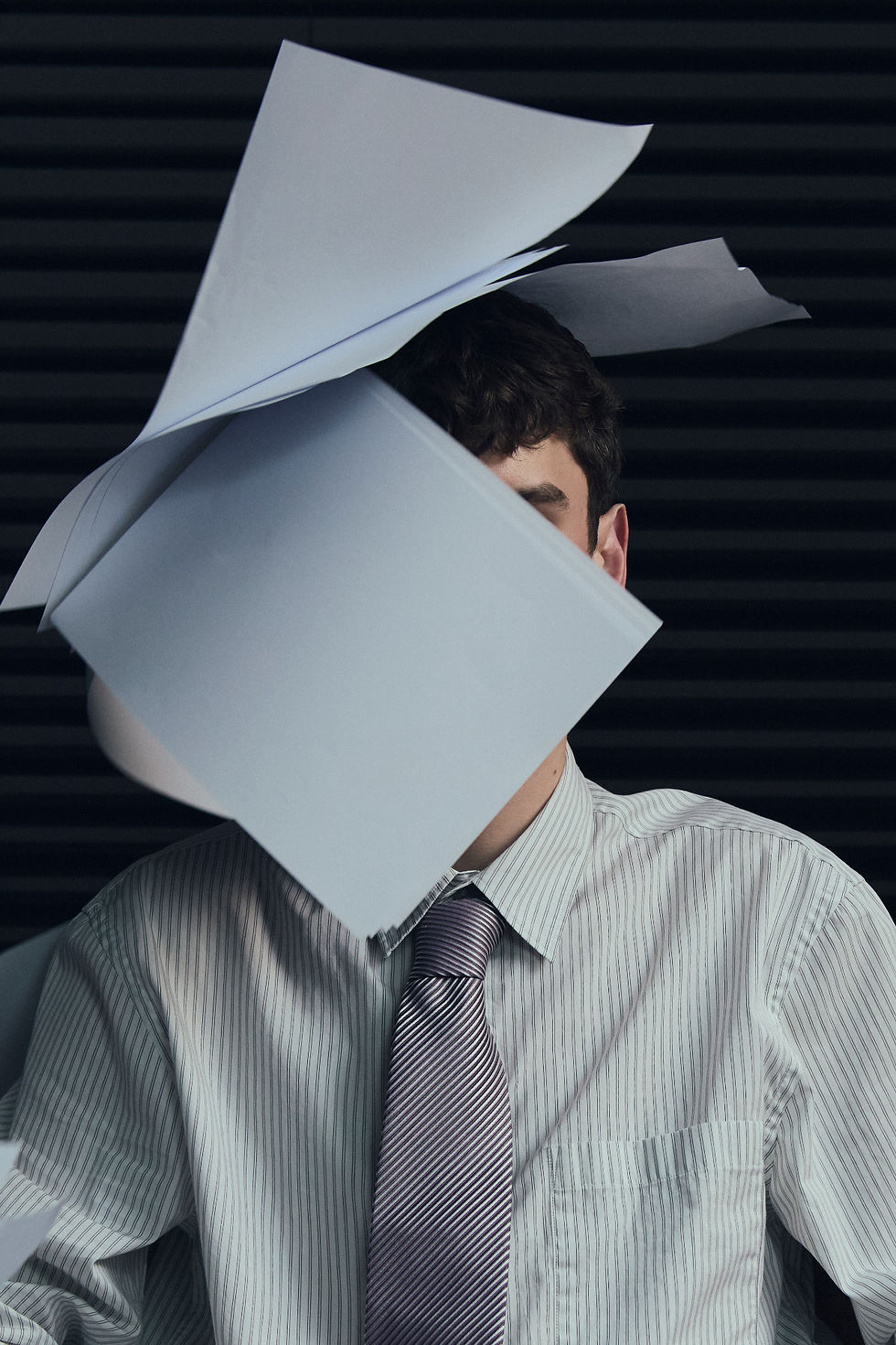 Projektentwickler im Büro zwischen zahlreichen Planungsunterlagen – symbolische Darstellung komplexer Planungs- und Entscheidungsprozesse.