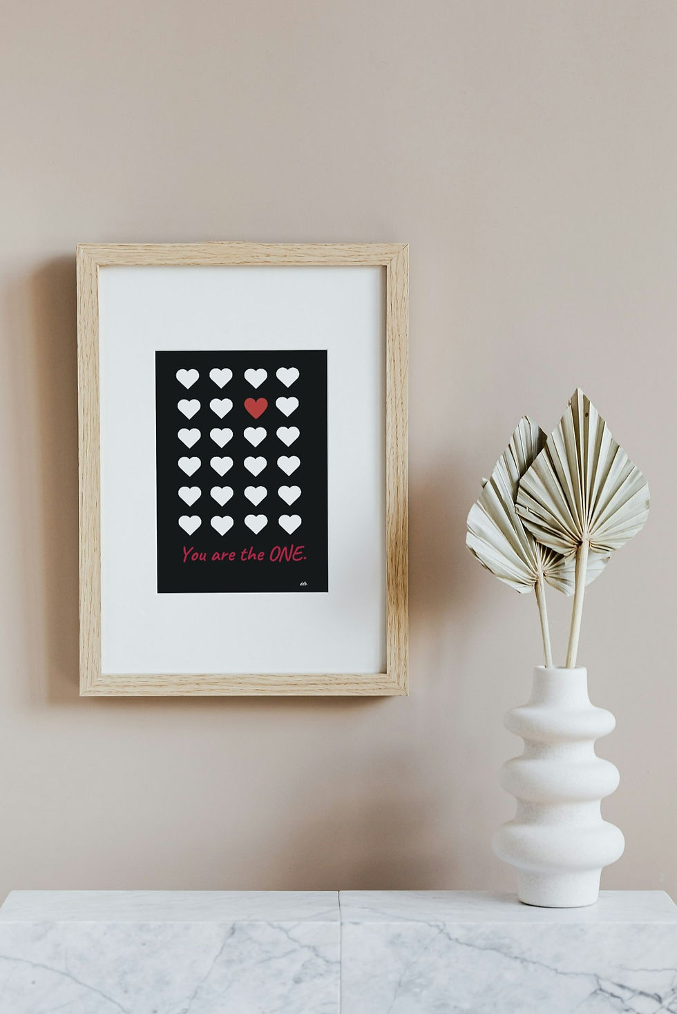 Miniature : Affiche encadrée accrochée au mur avec un vase blanc à  côté