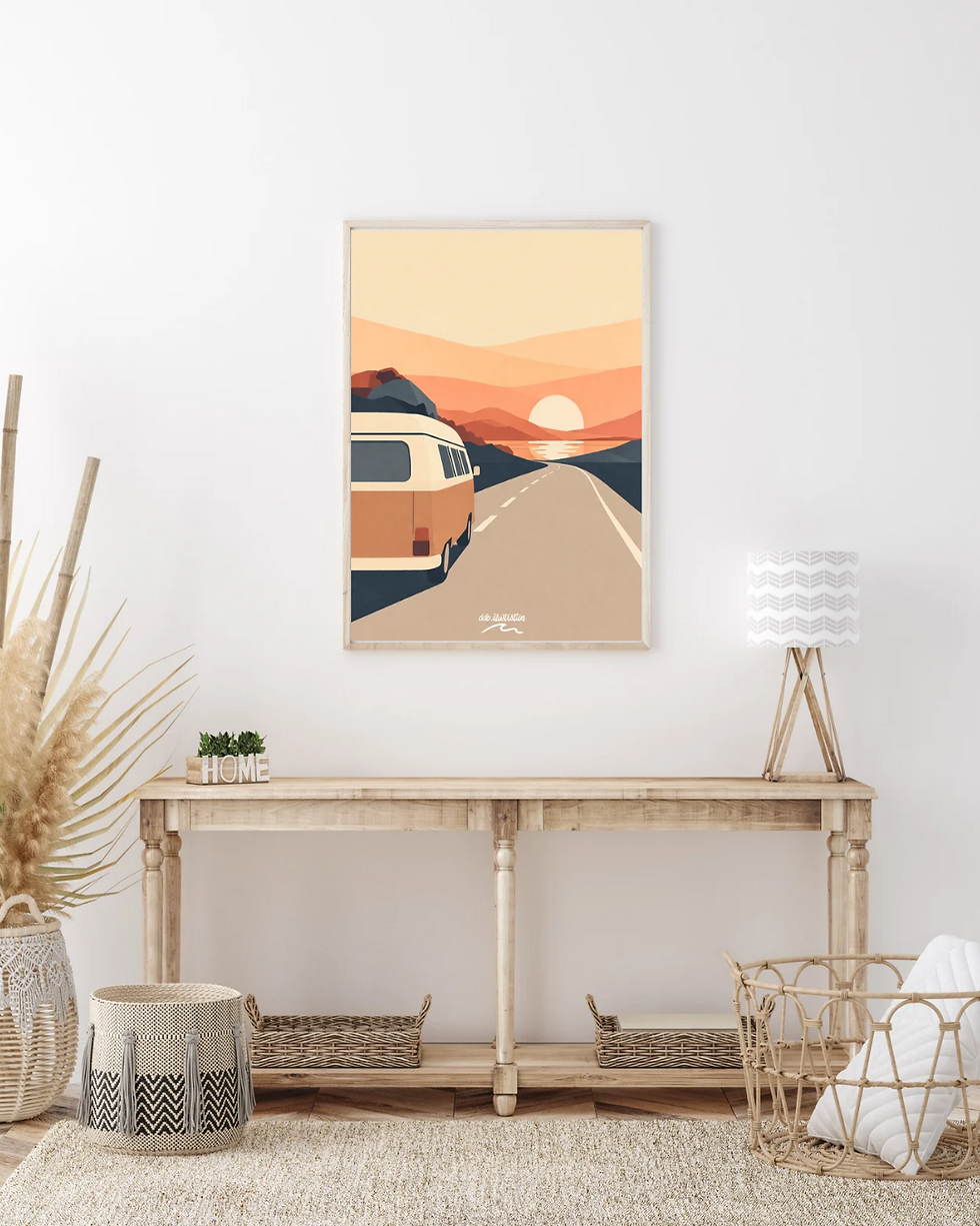 Illustration d’un van vintage roulant sur une route au coucher de soleil dans des tons orange et terracotta