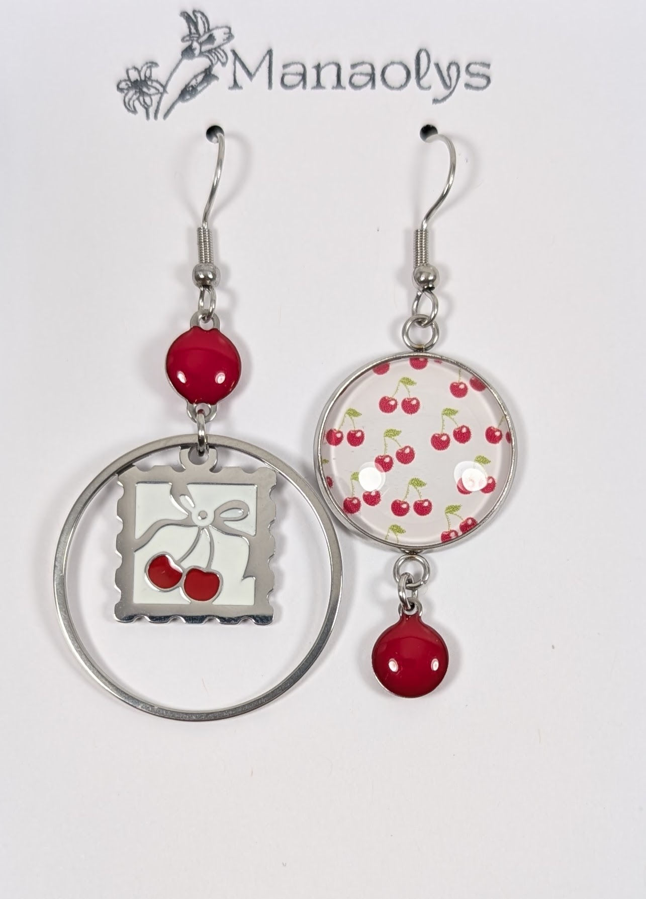 Boucles d'oreilles asymétriques CERISES, rouge et argenté