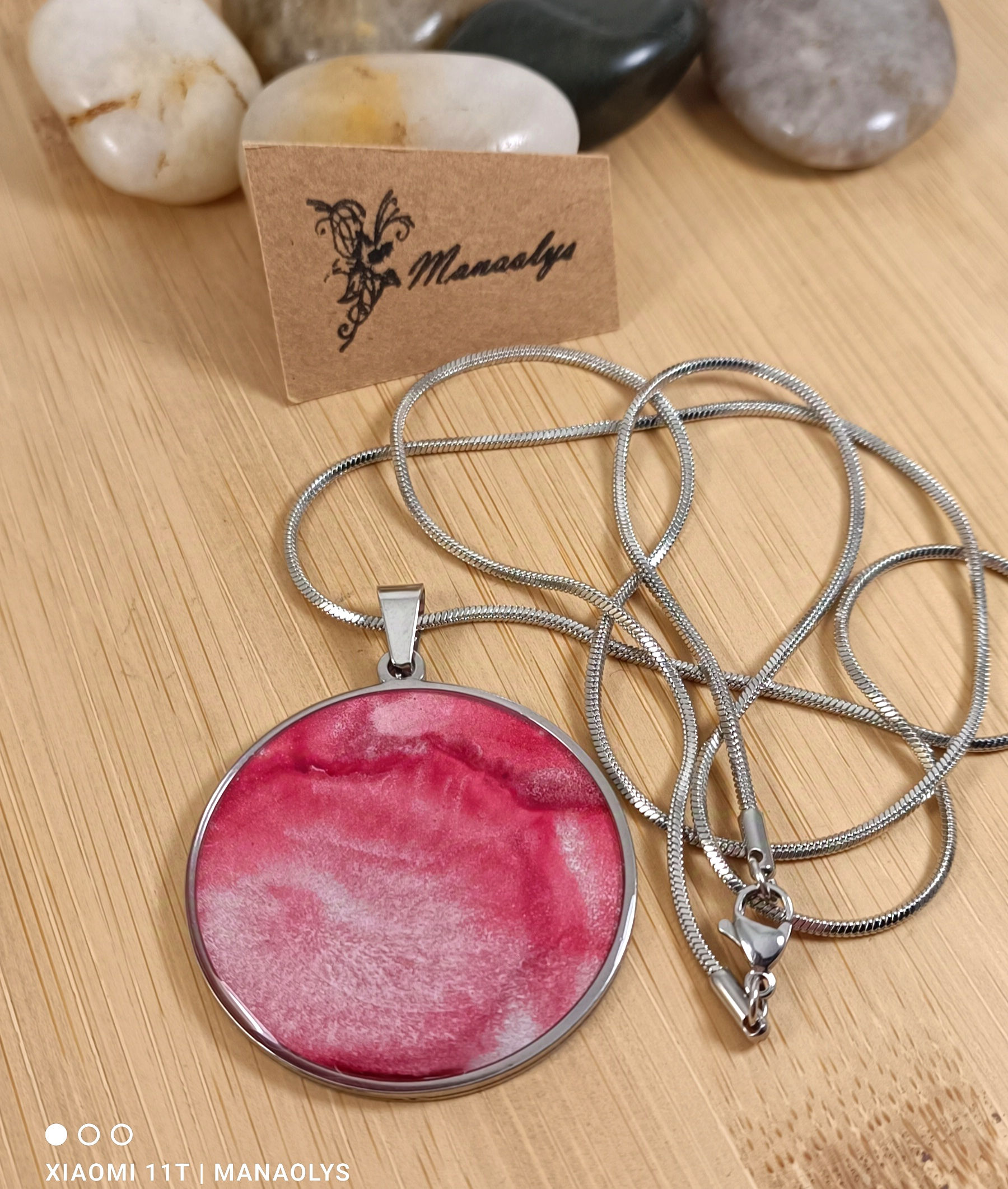 Collier long effet marbré, rouge et argenté 