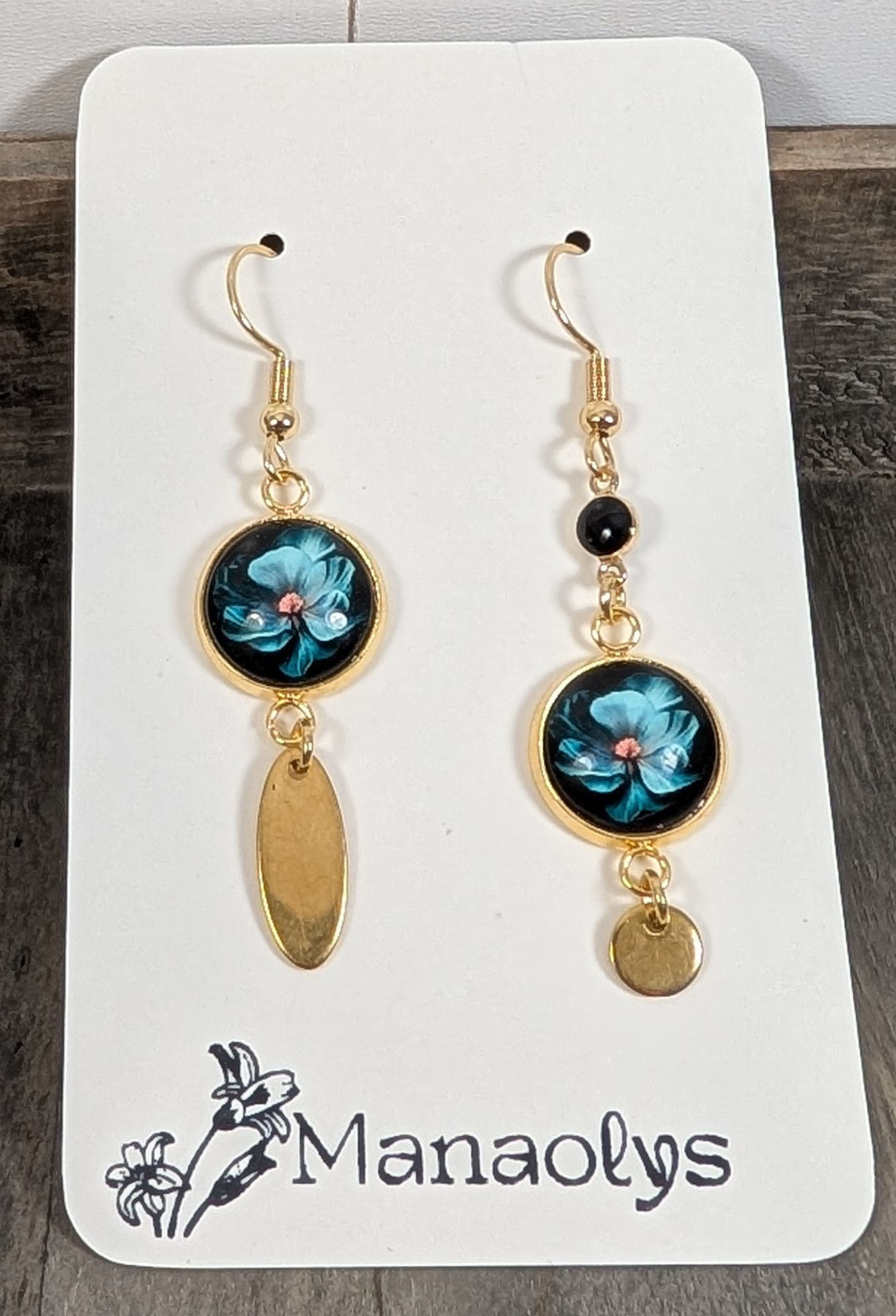 Boucles d'oreilles asymétriques fleurs, vert et doré