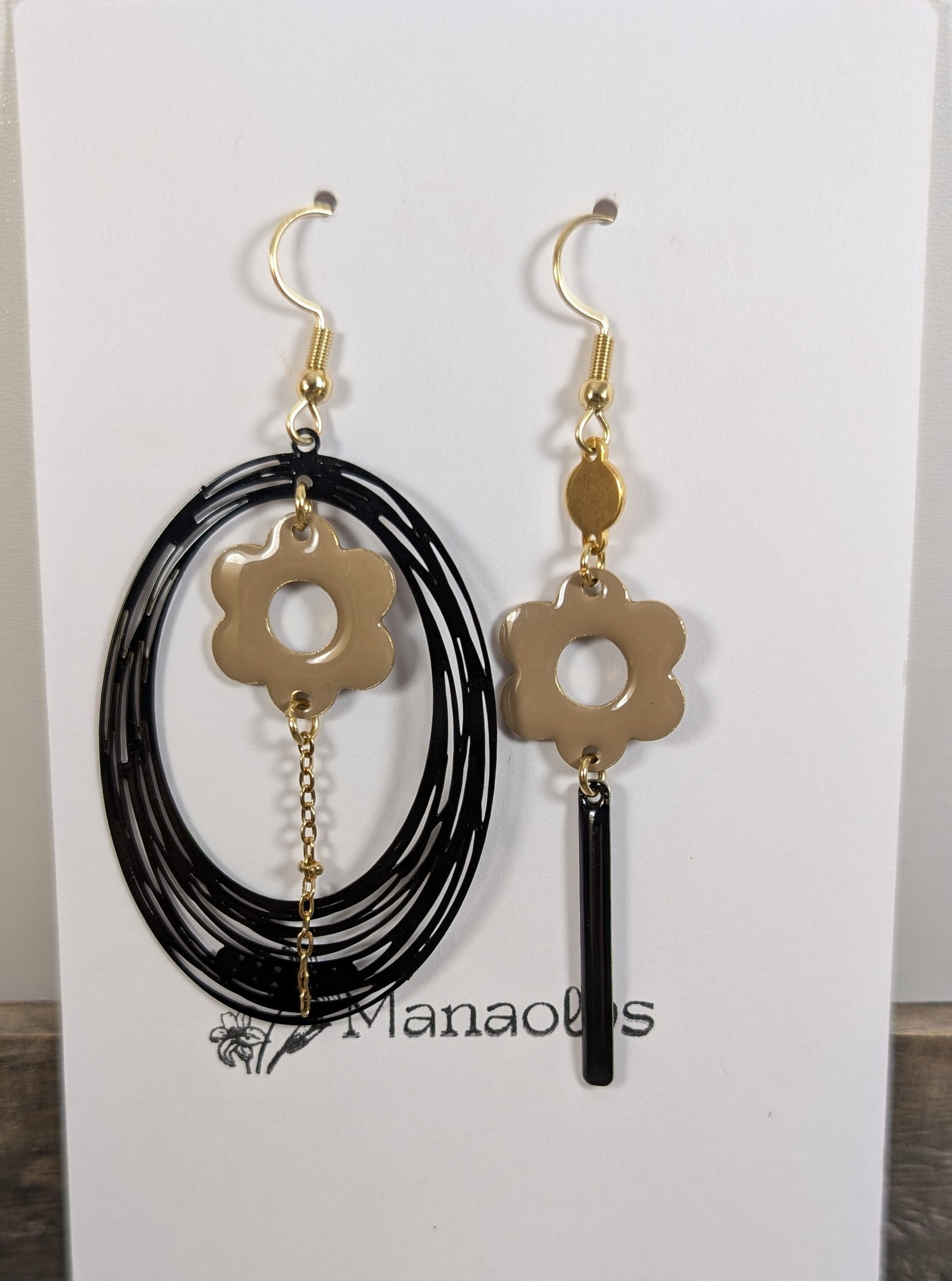 Boucles d'oreilles asymétriques fleurs émaillées, beige et noir