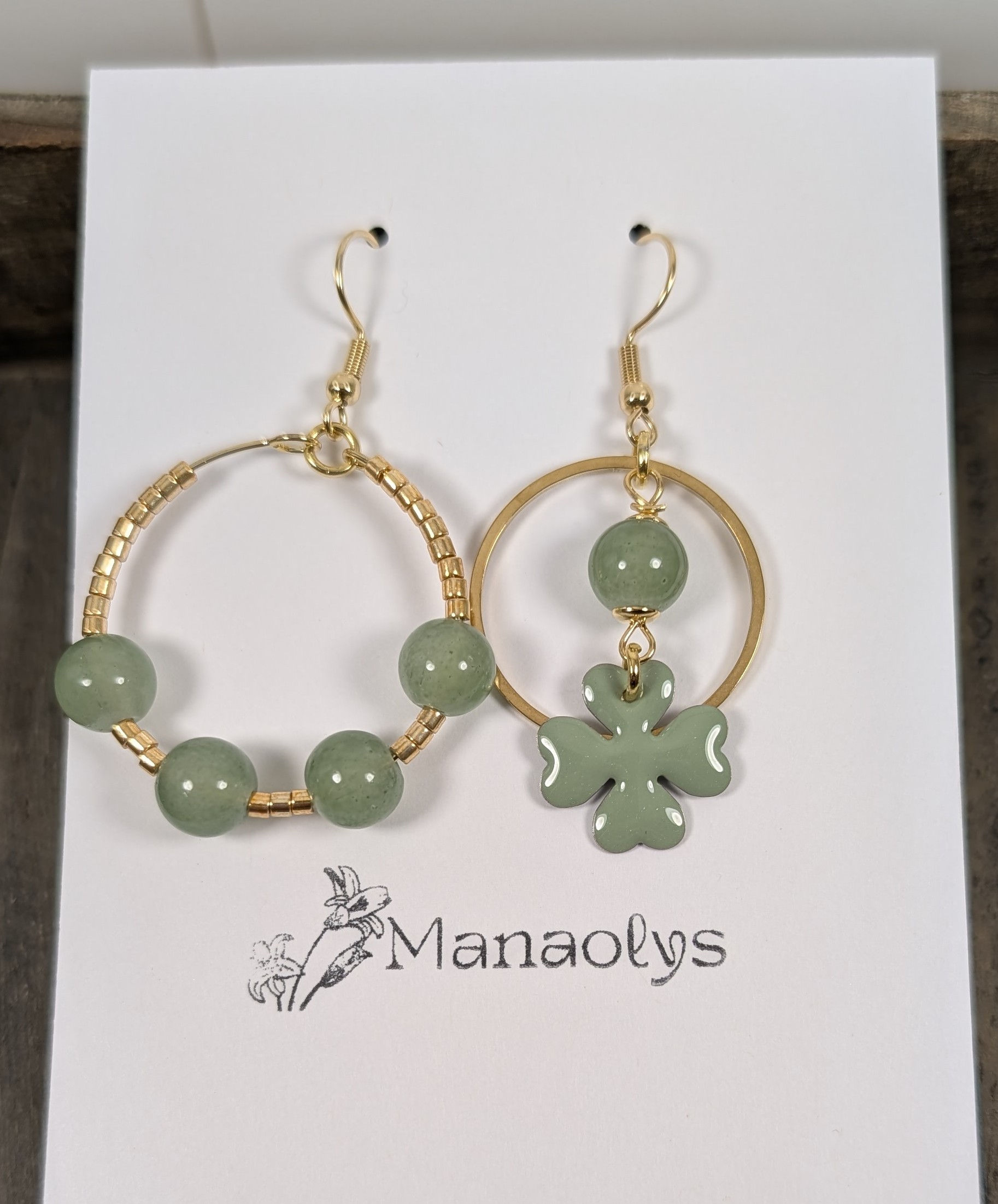 Boucles d'oreilles asymétriques JADE, vert et doré 