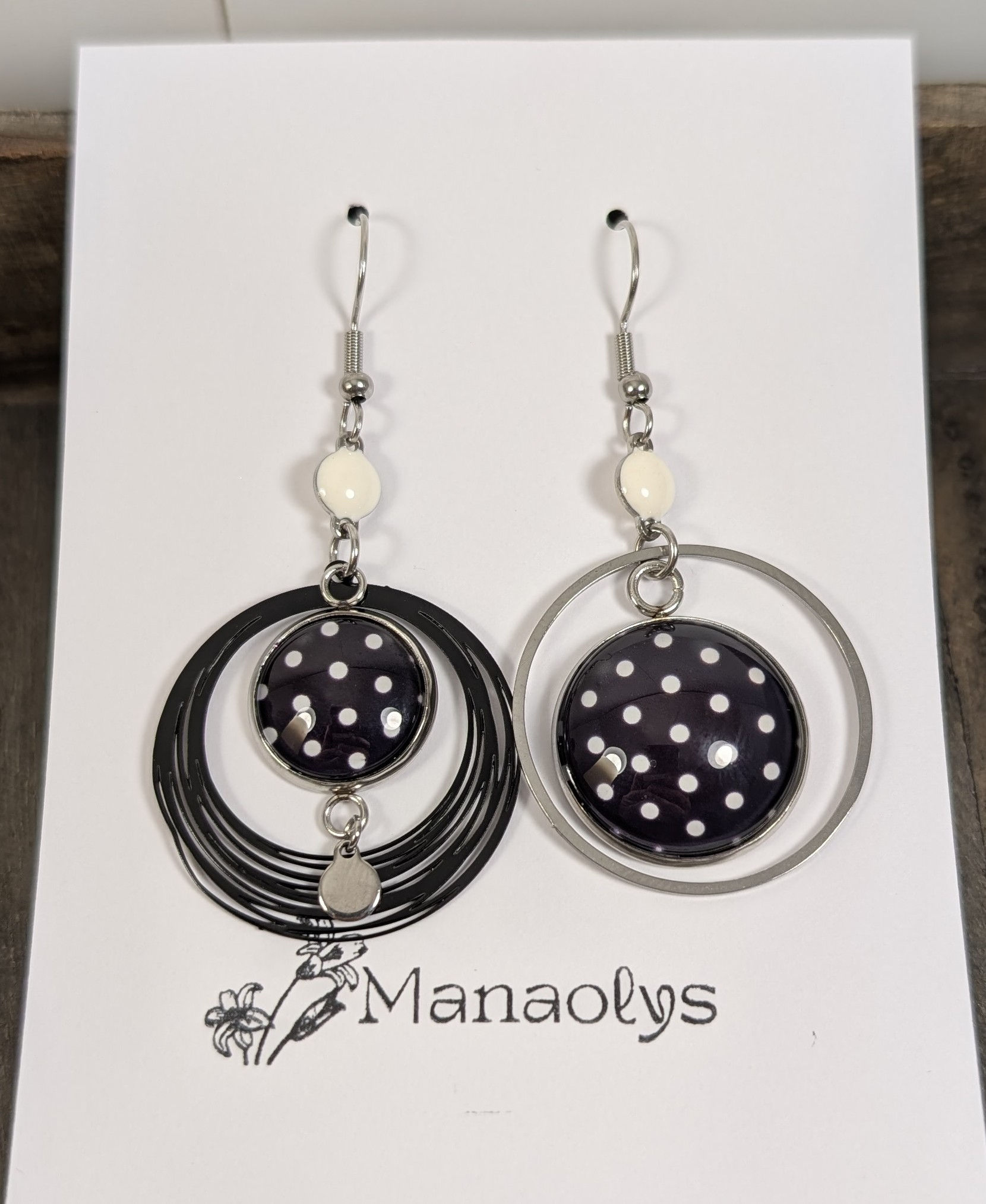 Boucles d'oreilles asymétriques pois, noir et blanc 