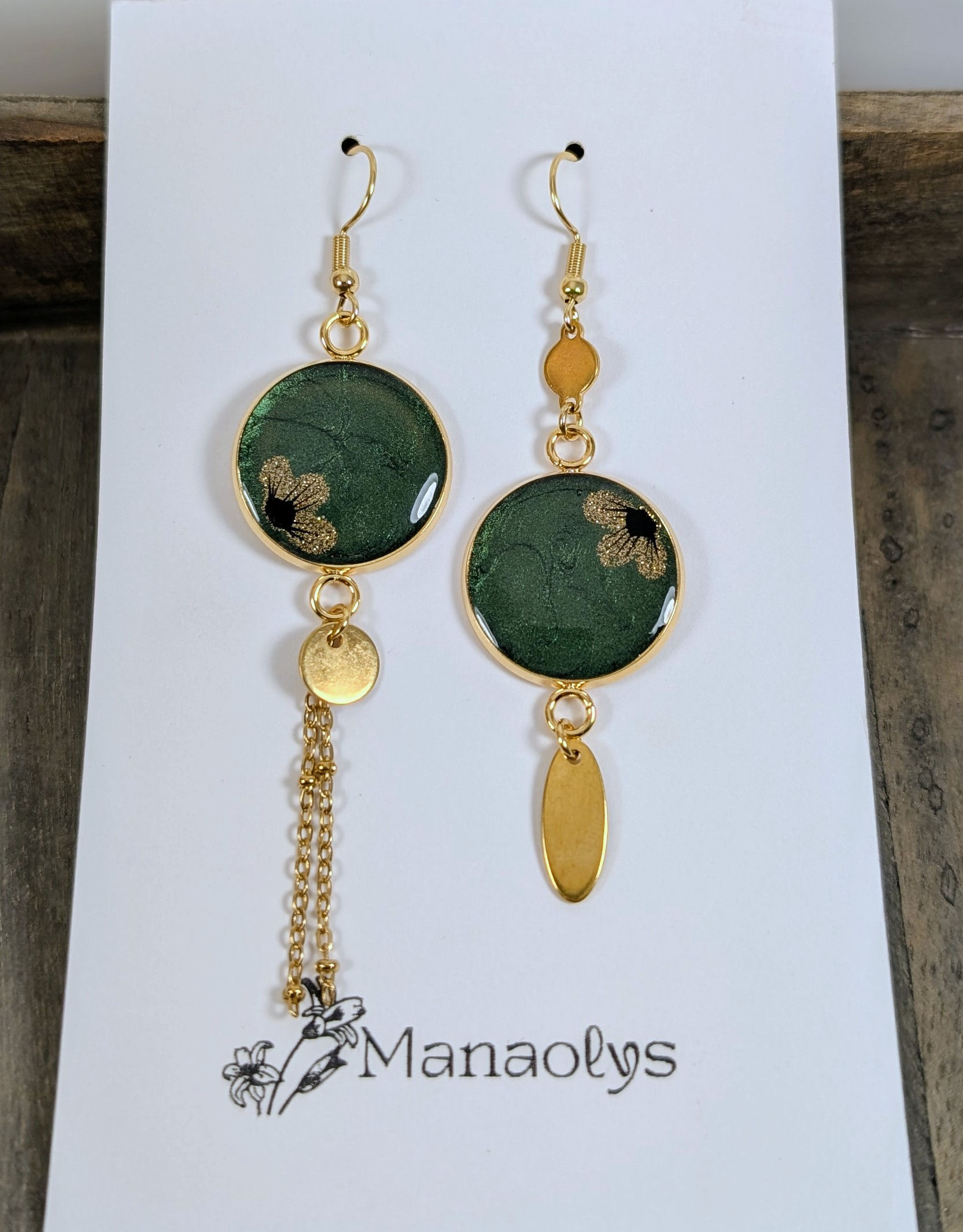 Boucles d'oreilles asymétriques fleurs, vert et doré 