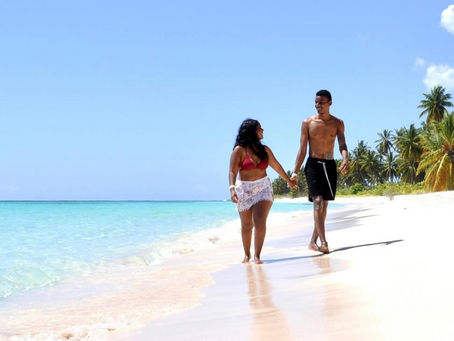 Pareja Caminando en Isla Saona