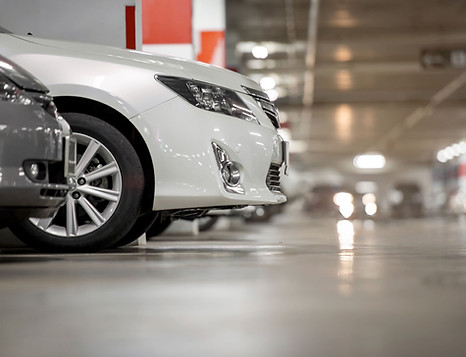 Fachada de estacionamento da Circuit Park com comunicação visual moderna nas cores preto, branco e vermelho, iluminação notur