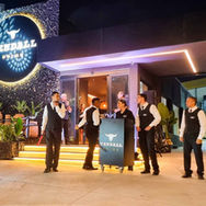Valets da Circuit Park operando a recepção de veículos no Tendall Prime Alphaville durante a noite. Ambiente iluminado, fachada destacada do restaurante e equipe organizada orientando a chegada dos clientes.