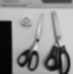 Zwei Scheren und Textilmuster, schwarz-weiß