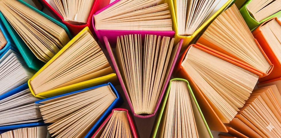 Aufgeschlagene Bücher als Symbol für professionelles Lektorat, Texterstellung und Übersetzung der Texterei Richter