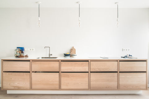 Interni - sfeervolle, minimalistische keuken in Scandinavische stijl.