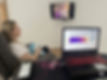 Egy kliens filmet néz tréning közben, az előtérben az ILF Neurofeedback rendszer részei láthatóak a tréning szobában, Vácon.