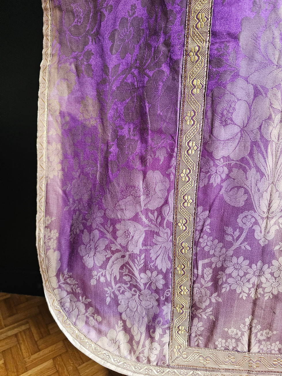 Miniature : Chasuble de prêtre ancienne en damas violet avec broderie et étole