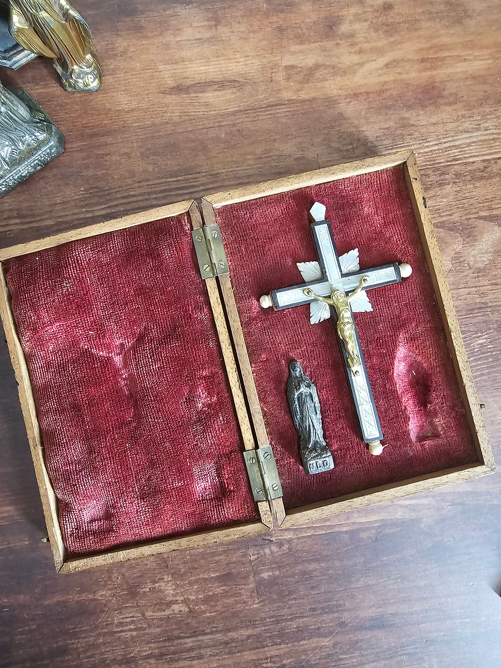 Miniature : Oratoire de voyage ancien avec crucifix en nacre de Jérusalem