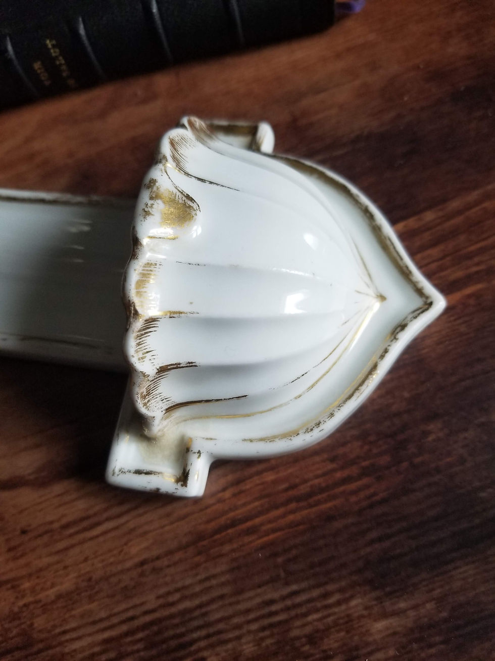 Miniature : Bénitier ancien avec croix, en porcelaine, XIXe siècle