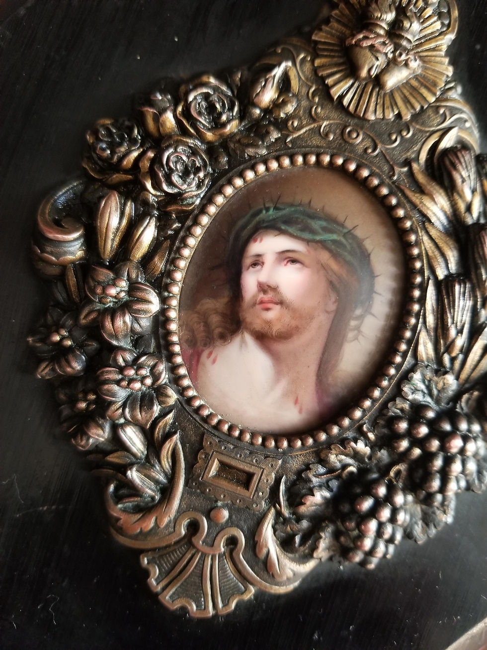 Miniature : Bénitier ancien avec portrait de Jésus sur médaillon en porcelaine.