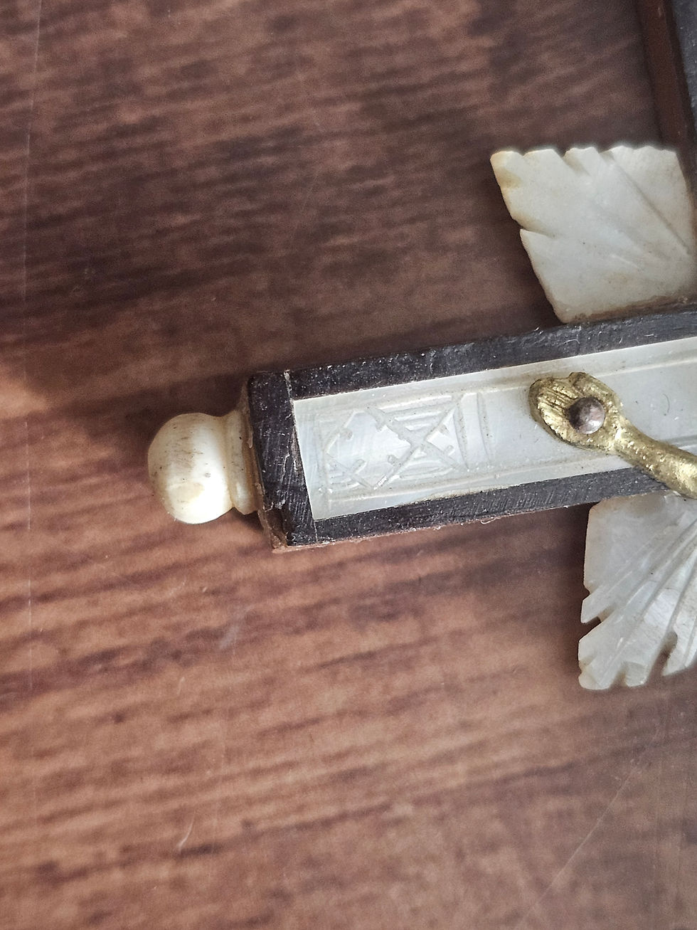 Miniature : Oratoire de voyage ancien avec crucifix en nacre de Jérusalem