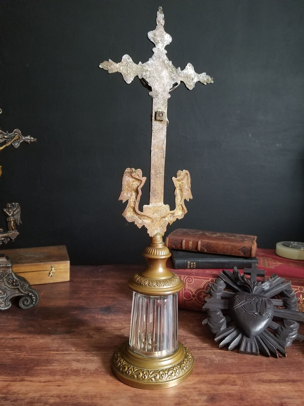 Miniature : Crucifix d'autel ancien avec deux chérubins et base en verre
