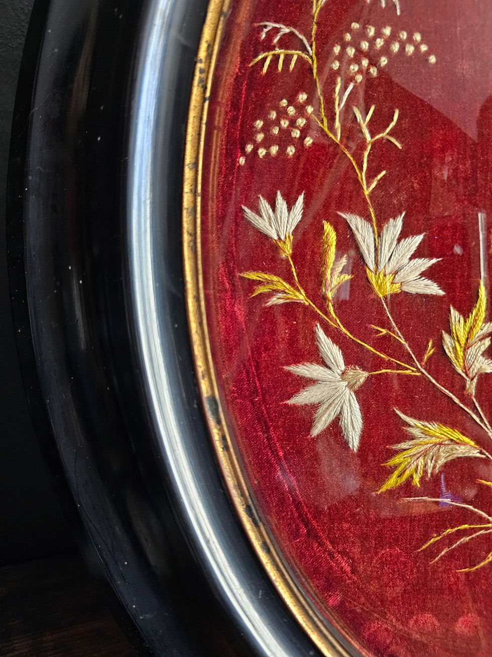 Miniature : Broderie religieuse ancienne dans un grand cadre ovale avec verre bombé