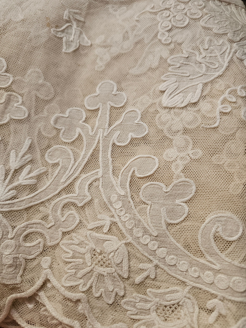 Miniature : Bas d'aube avec broderie Cornely sur tulle, motif fleur et raisin