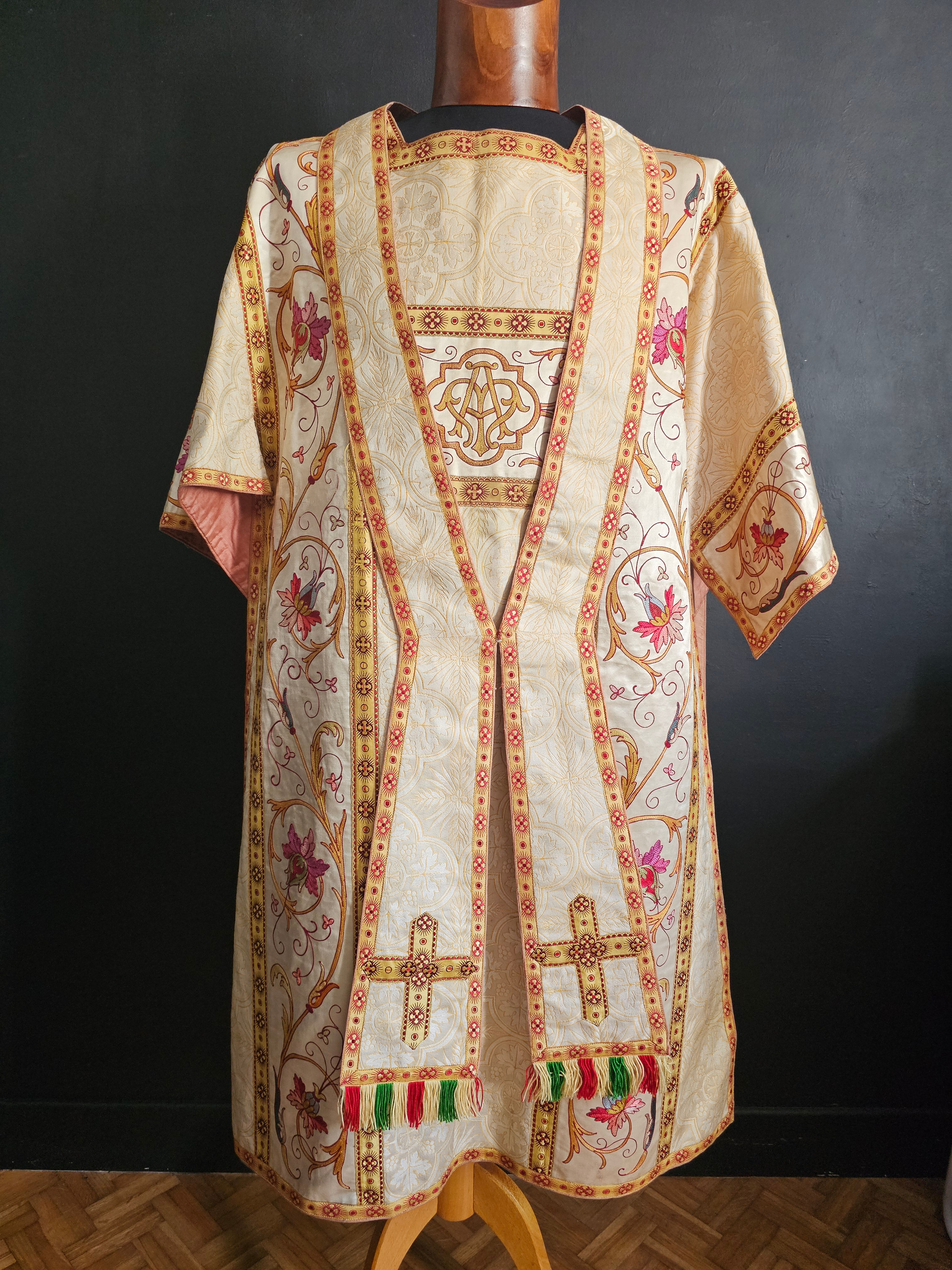 Dalmatique ancienne brodée avec étole ; vêtement liturgique or et crème à motifs floraux.