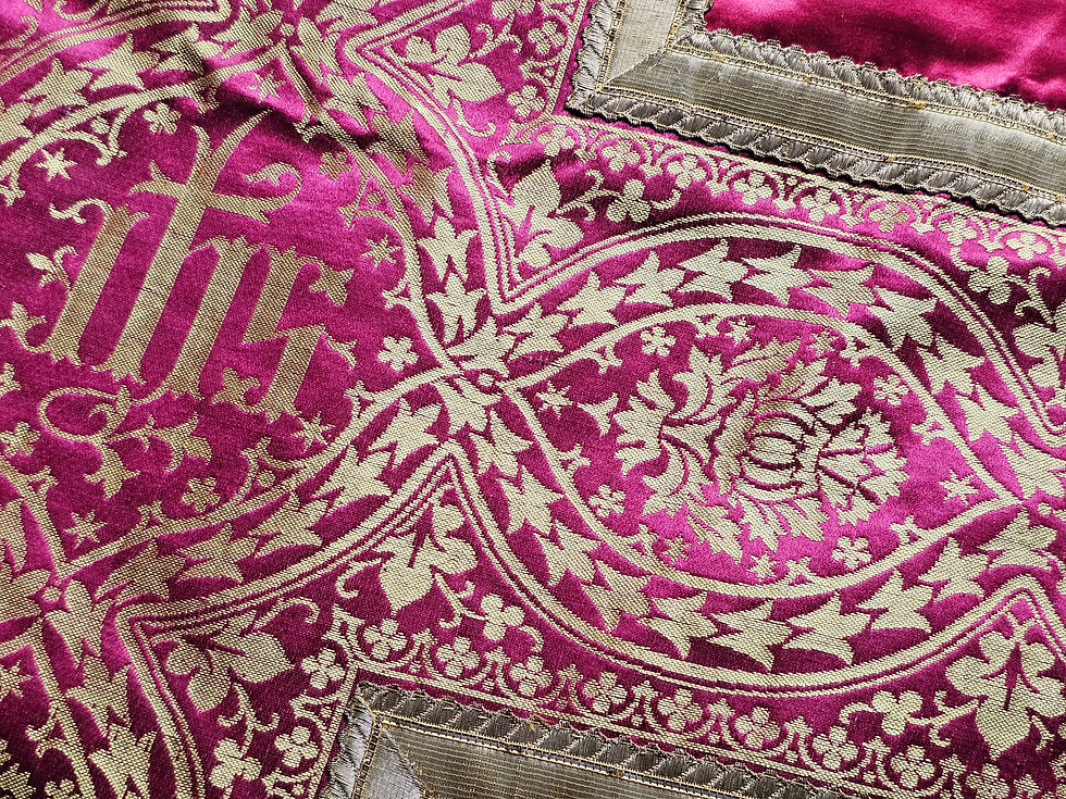 Miniature : Chasuble rose ancienne avec bordure dorée et Christogramme IHS