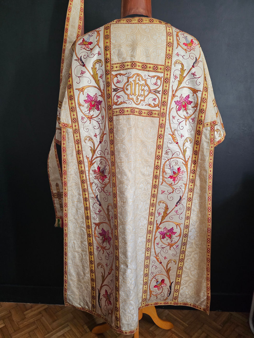 Miniature : Dalmatique ancienne brodée avec étole ; vêtement liturgique or et crème à motifs floraux.