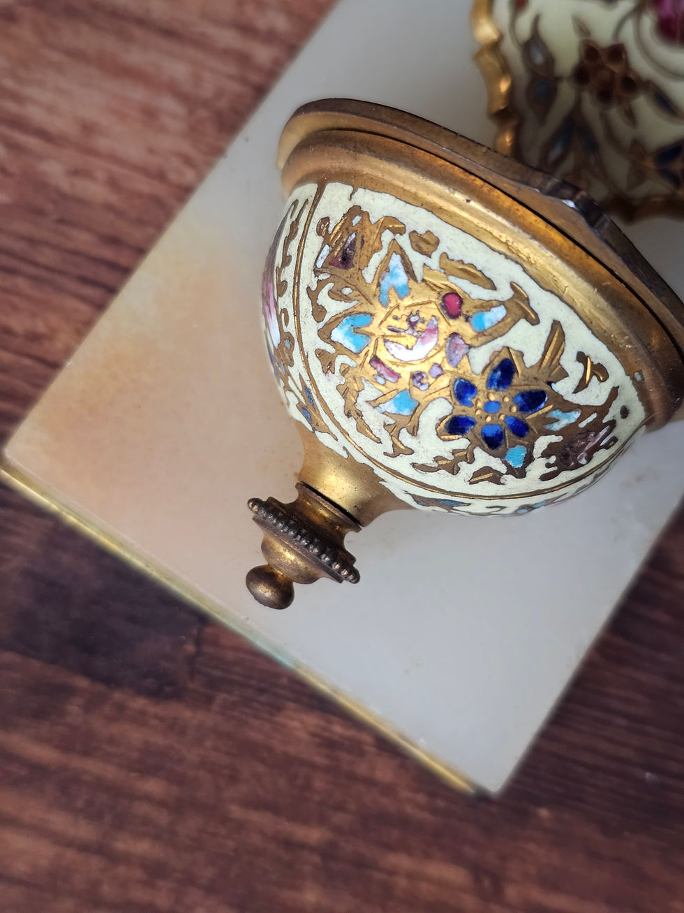 Miniature : Croix avec bénitier ancienne en onyx et émaux cloisonnés 