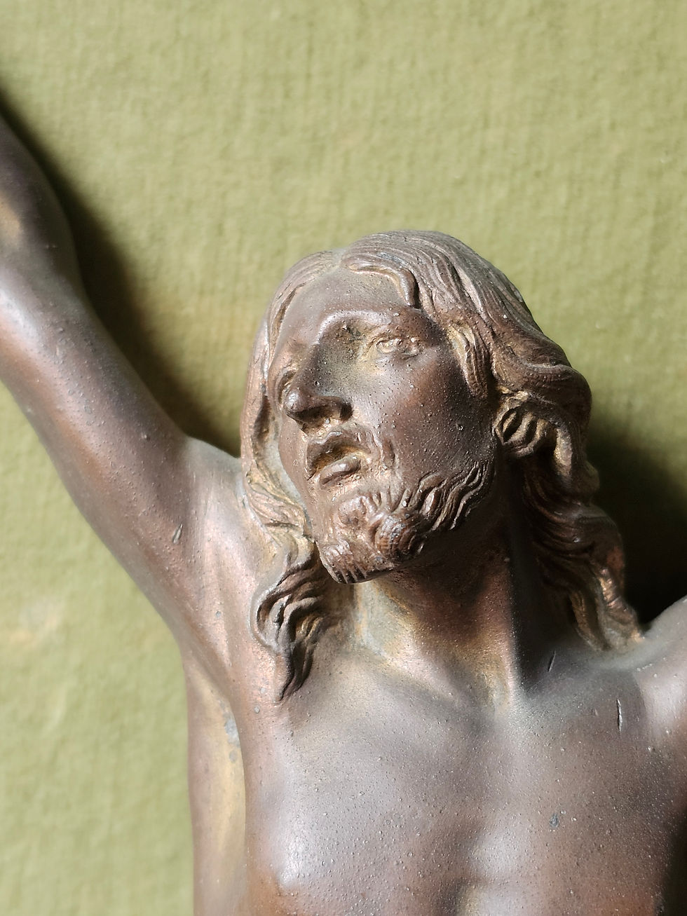 Miniature : Christ ancien dans un cadre en bois doré et sur fond velours vert