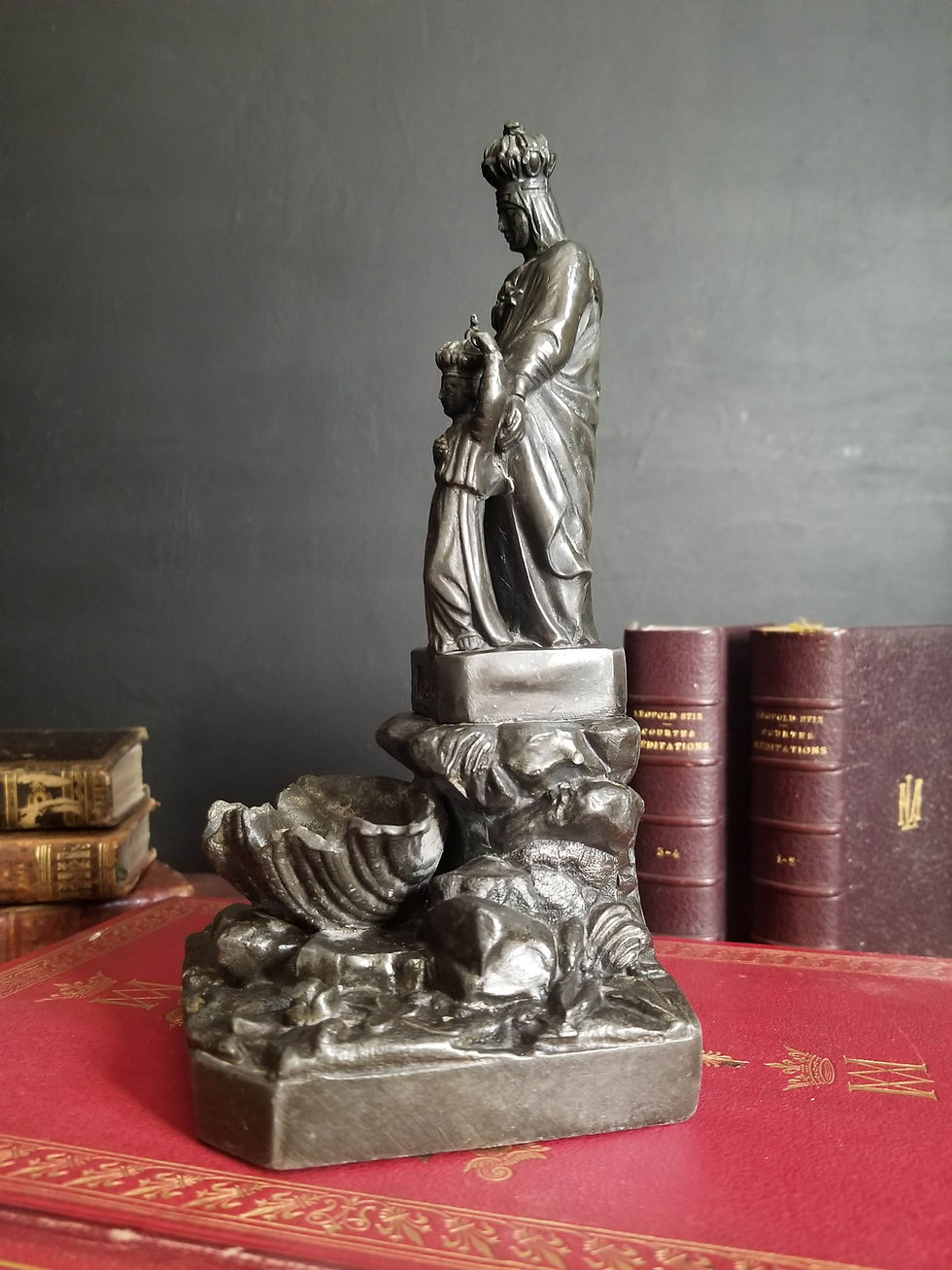 Miniature : Statue en métal de Sainte Anne et de la Vierge Marie avec bénitier.