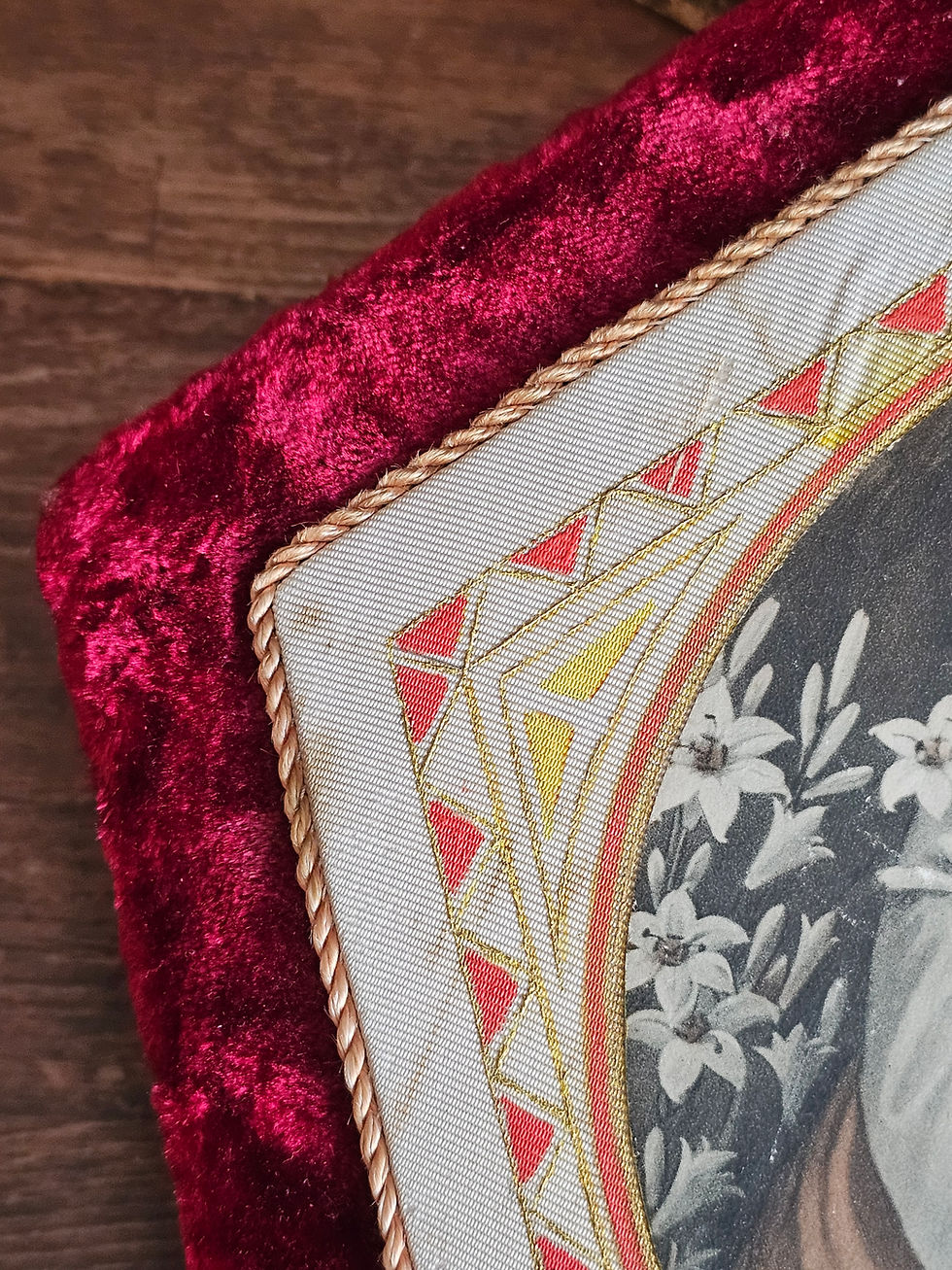Miniature : Vintage Infant Jesus with lilies illustration on red velvet diamond shape wall plaque