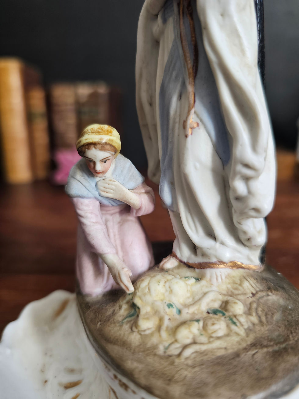 Miniature : Crucifix ancien en bois et biscuit avec Marie and Marie-Madeleine