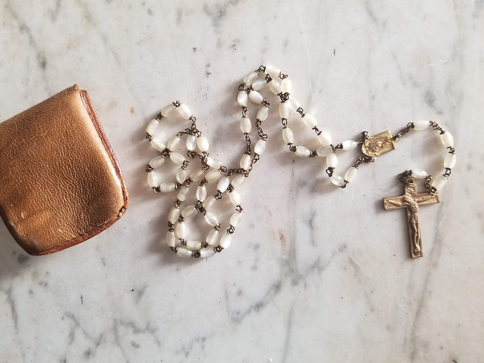 Miniature : Antique mother of pearl imitation rosary beads necklace in leather pouch. Chapelet