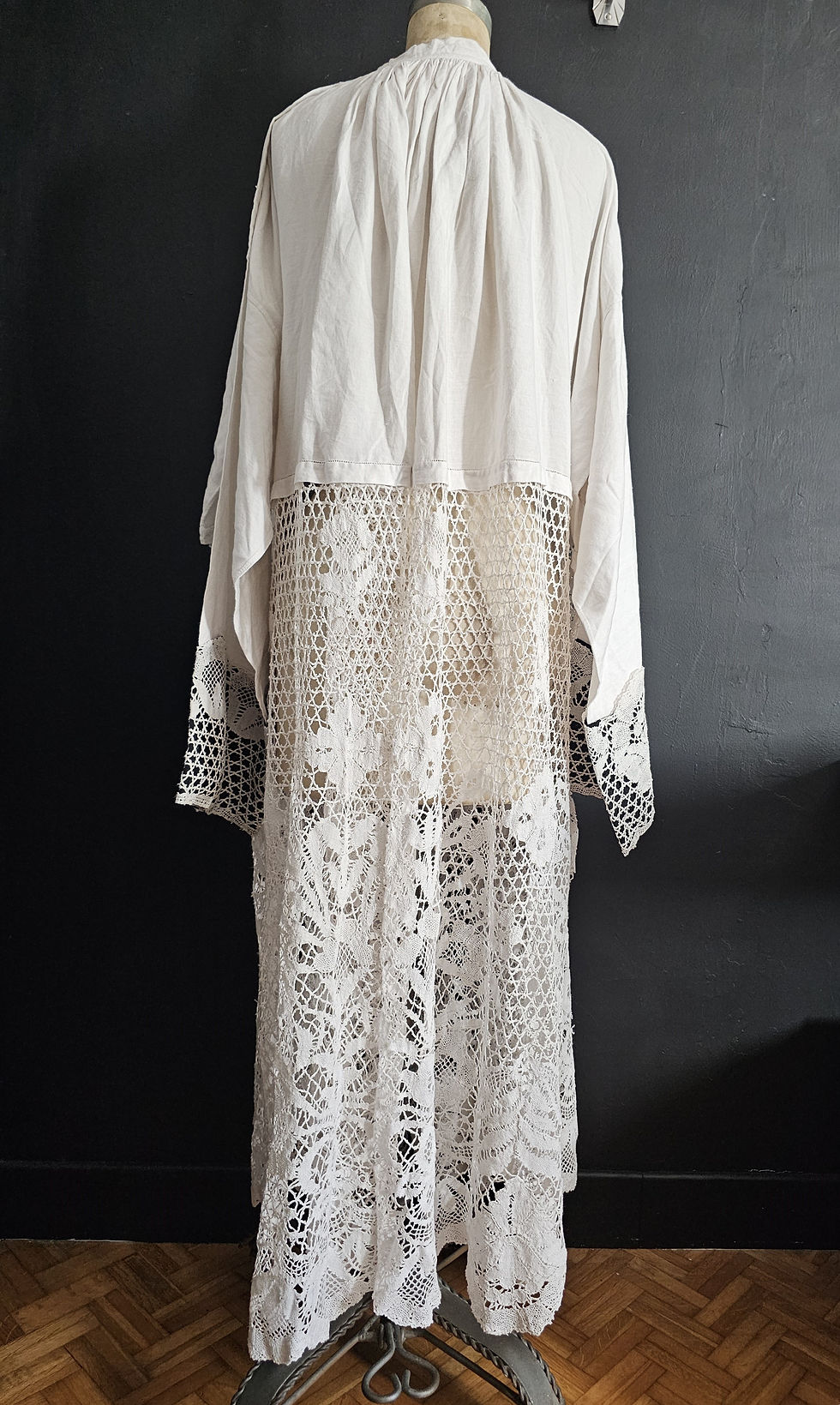 Miniature : Aube catholique vintage en coton avec dentelle aux fuseaux et motif floral