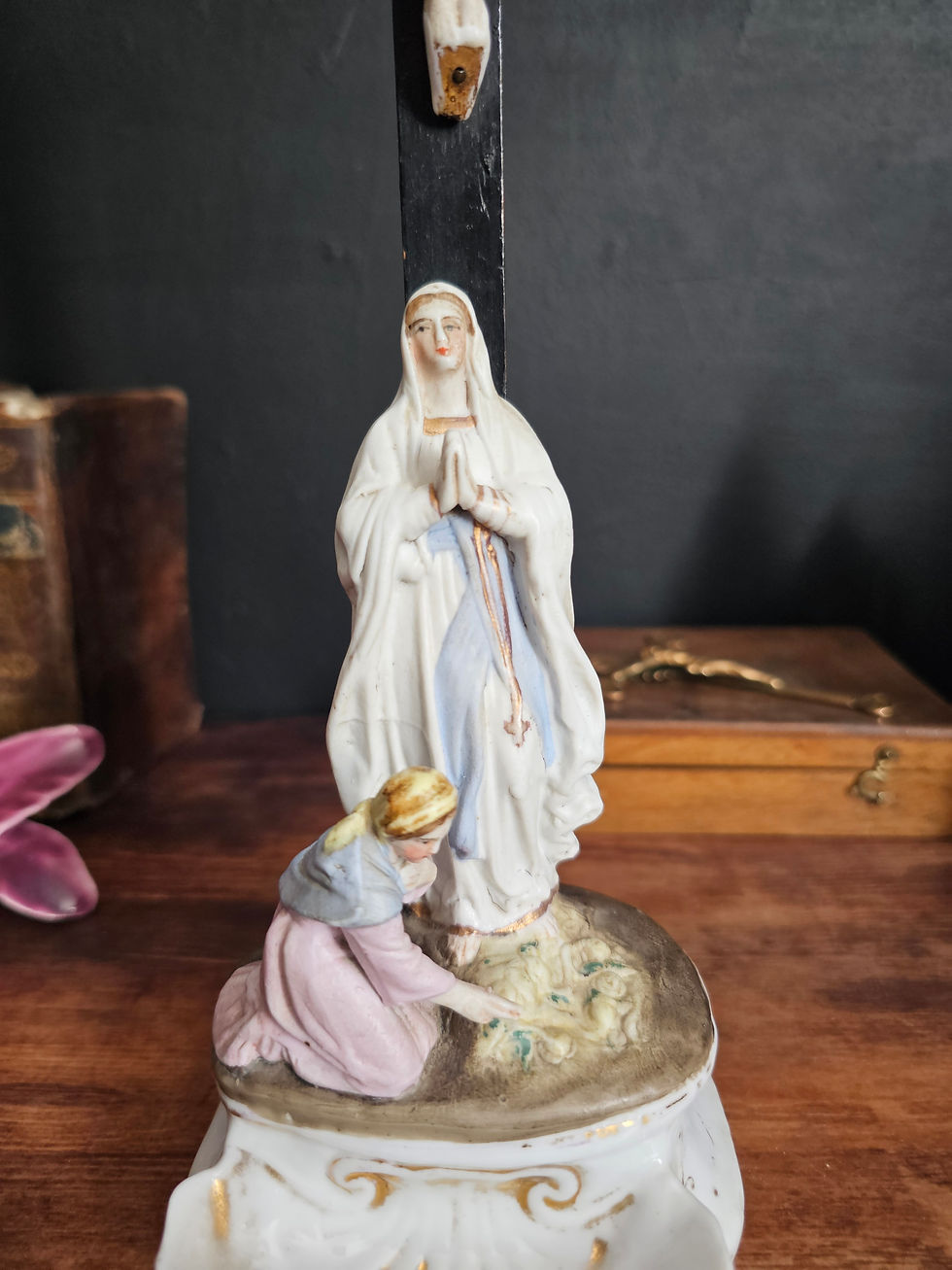 Miniature : Crucifix ancien en bois et biscuit avec Marie and Marie-Madeleine
