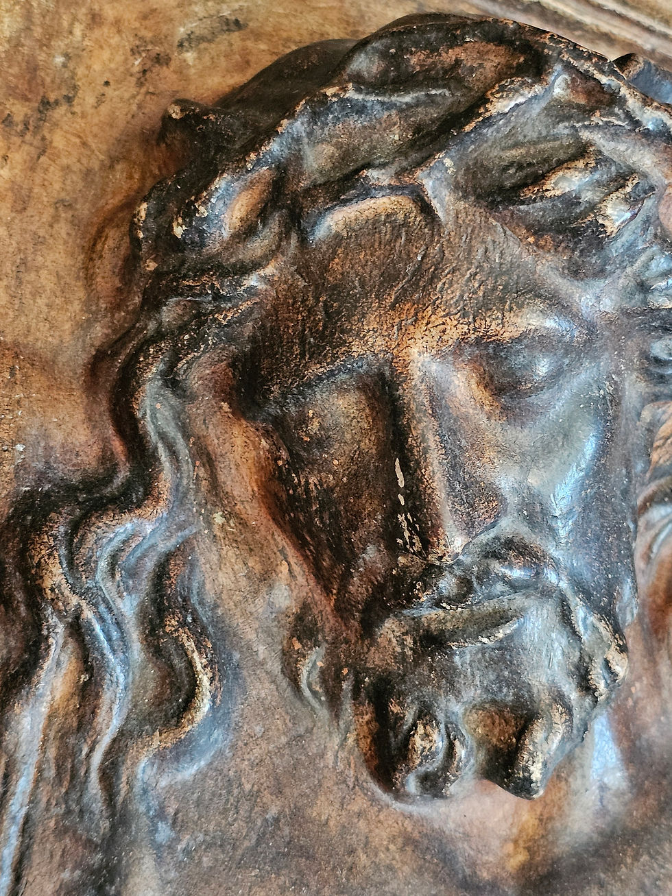 Miniature : Plaque en platre peint avec buste en relief du Christ avec couronne d'épine.
