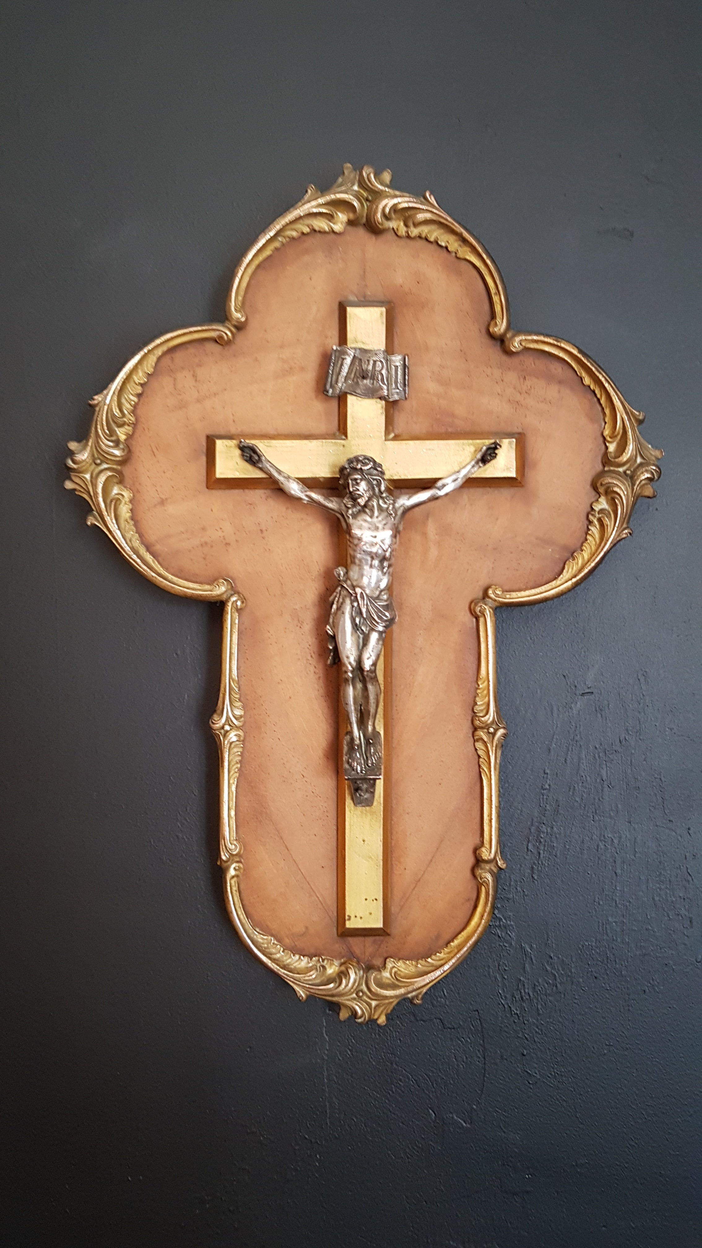 Crucifix mural ancien en bronze et bois
