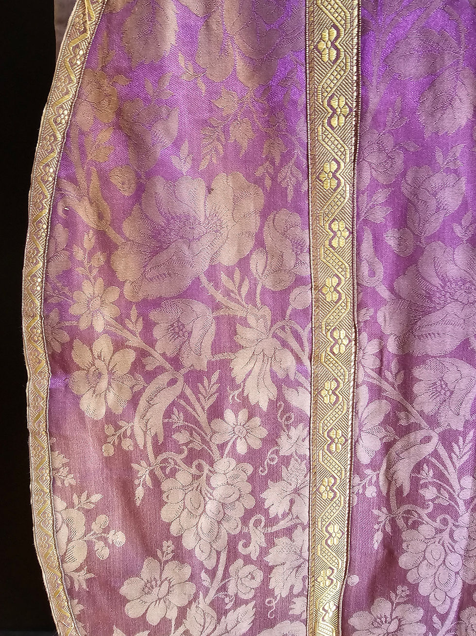 Miniature : Chasuble de prêtre ancienne en damas violet avec broderie et étole