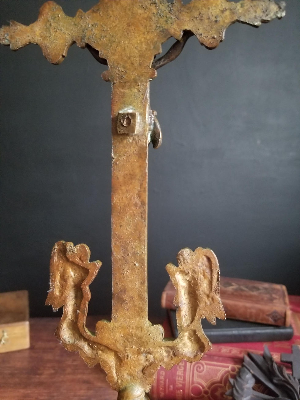 Miniature : Crucifix d'autel ancien avec deux chérubins et base en verre