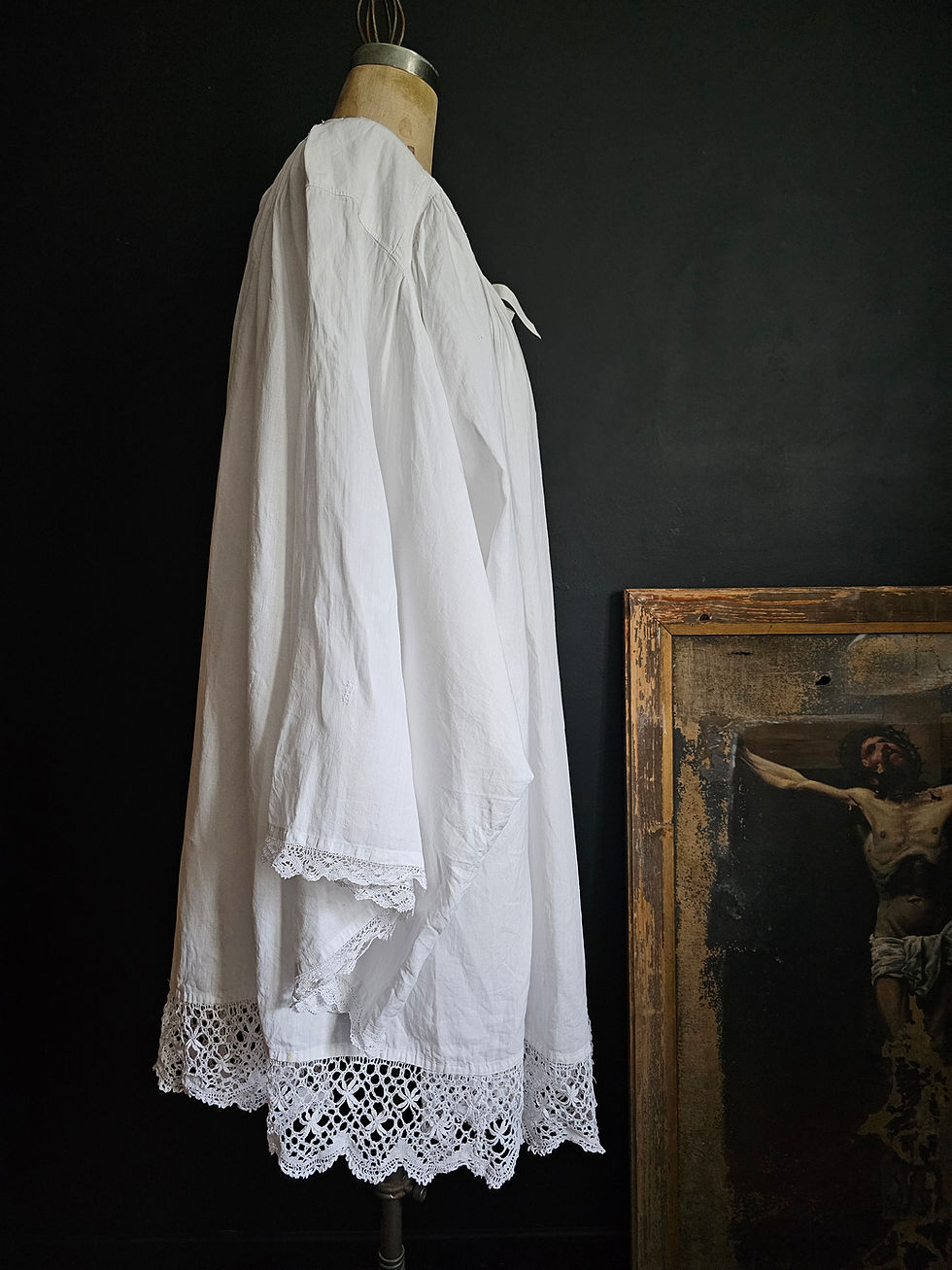 Miniature : Surplis en coton vintage avec dentelle crochet et réparations en forme de cœur.