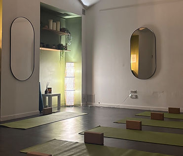 Cours de yoga à Lyon en studio et en séance individuelle, accessibles aux débutants par Marine de Pranamaya Yoga Ayurveda