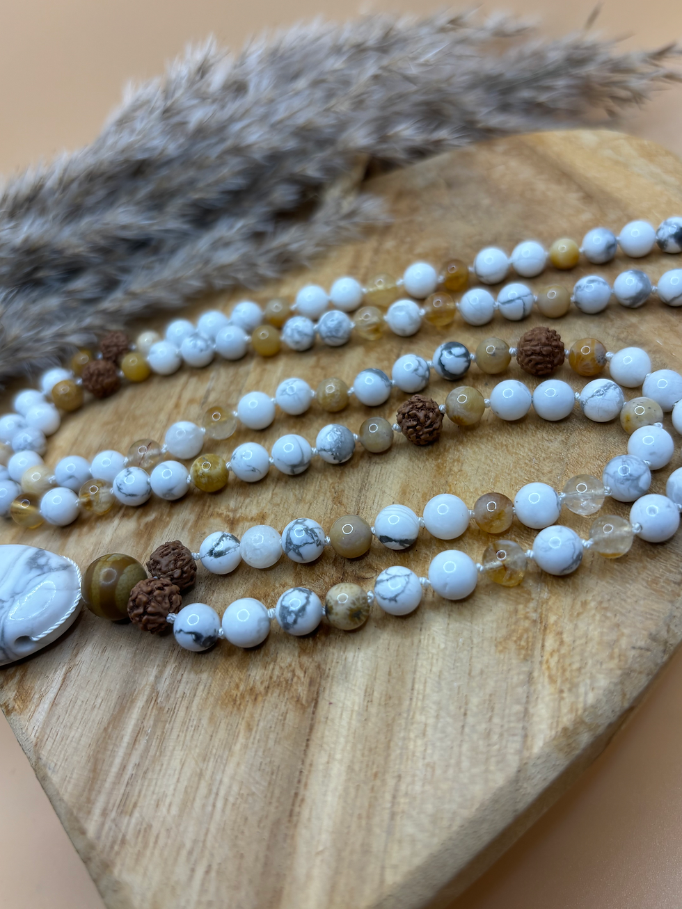 Miniaturbild: Mala Trommelstein Sanftmut Magnesit Citrin versteinerte Koralle Rudraksha