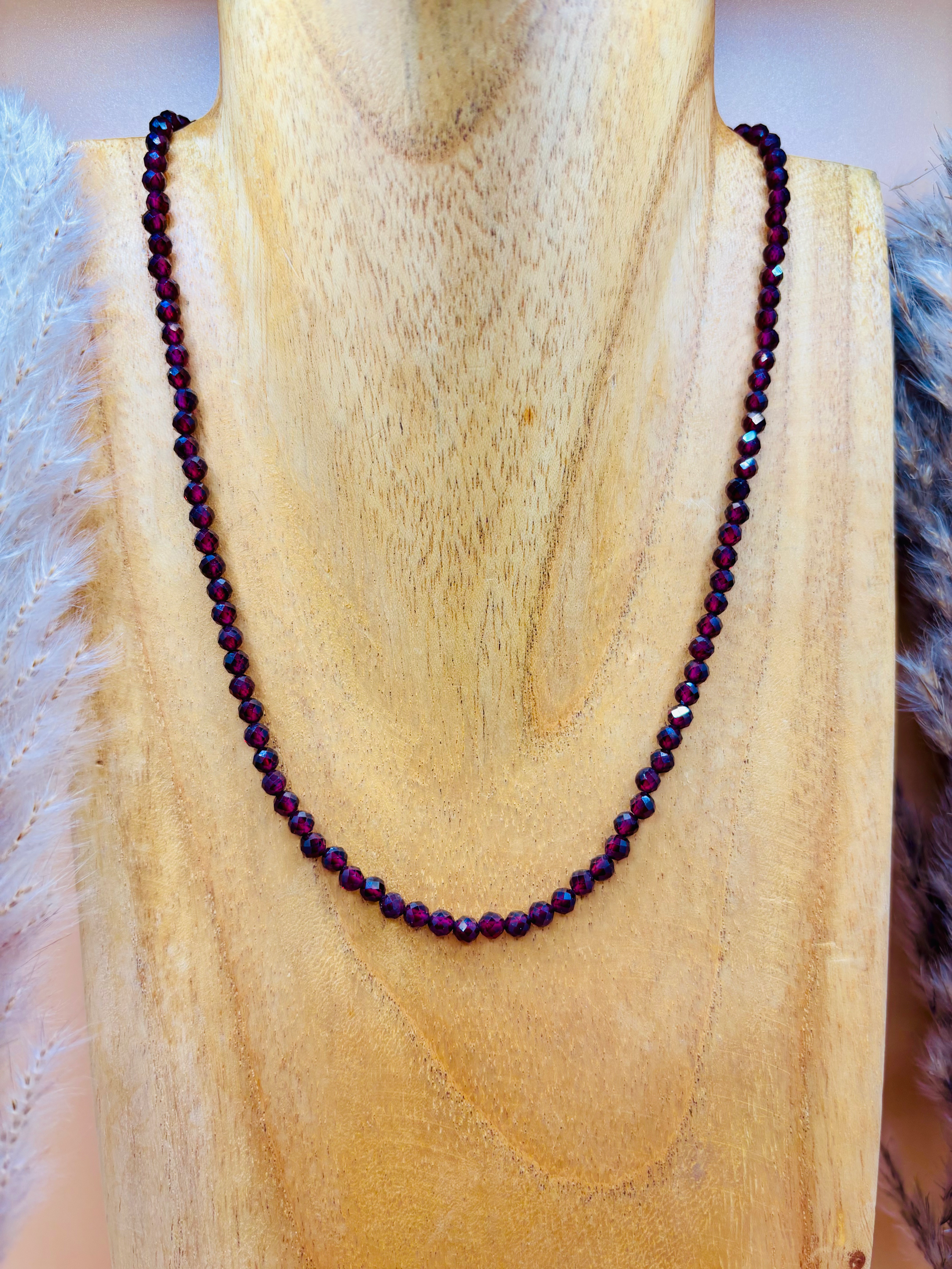 Halskette "Innerer Reichtum" Granat 4mm