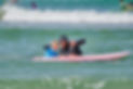 un cour de surf pour les enfants