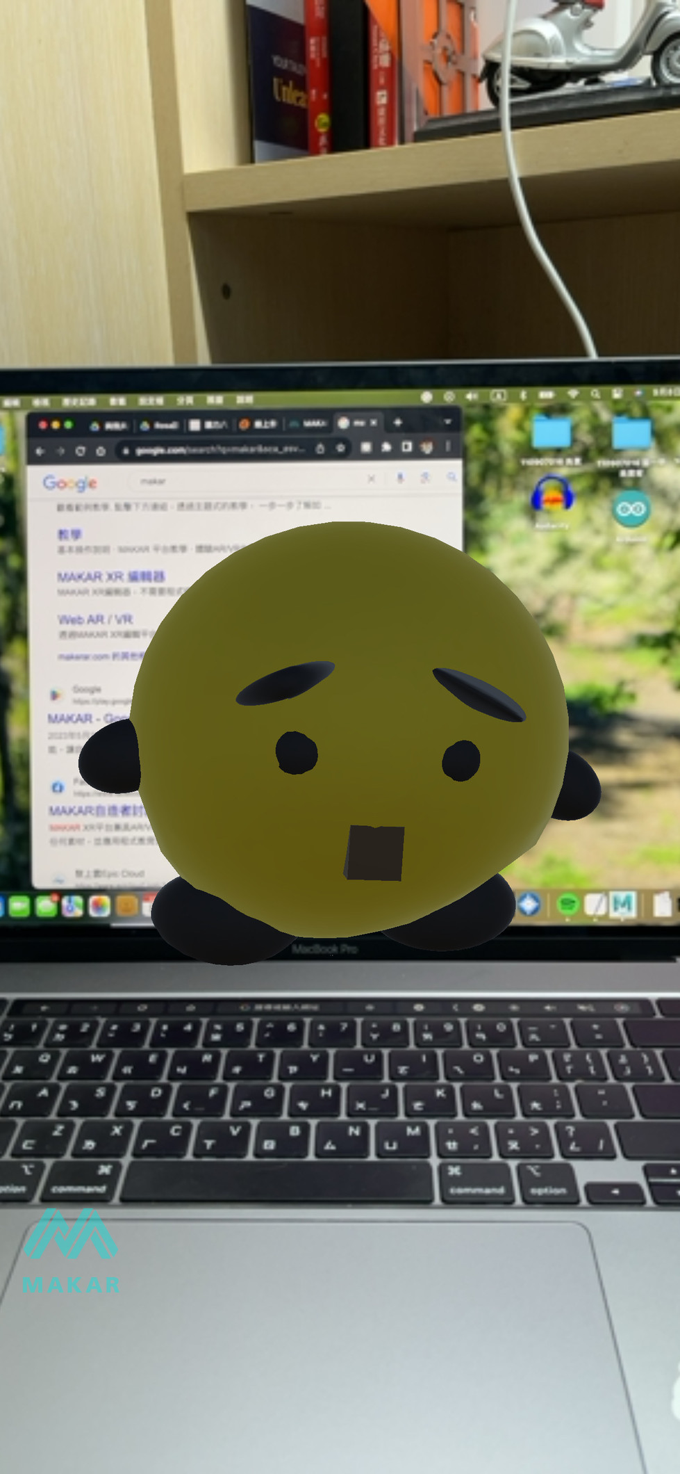 使用Maya 建立人物骨架，並使用MAKAR手機App掃描封面出現在螢幕上