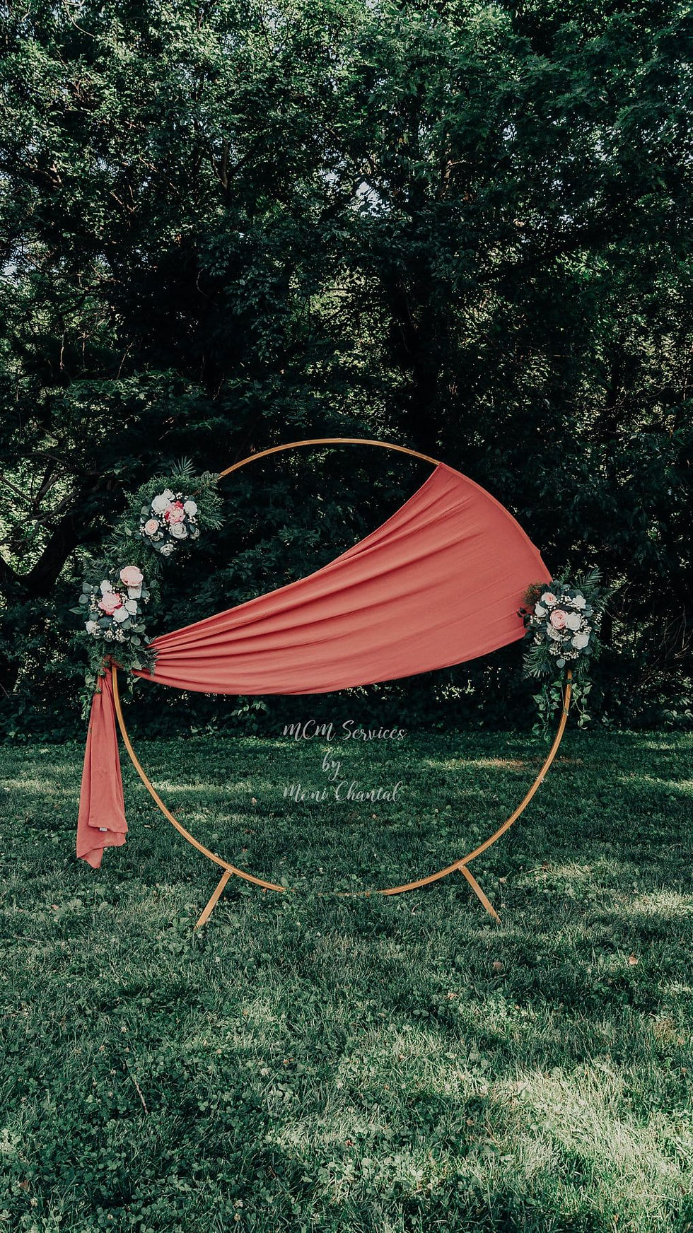 Thumbnail: Golden Circular Metal Arch