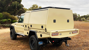 79 Series Single Cab Tray/Canopy combo with lift off rear canopy 👊. All finished off in the #Shinglebackcoatingsystem in Sandy taupe and textured black 🔥