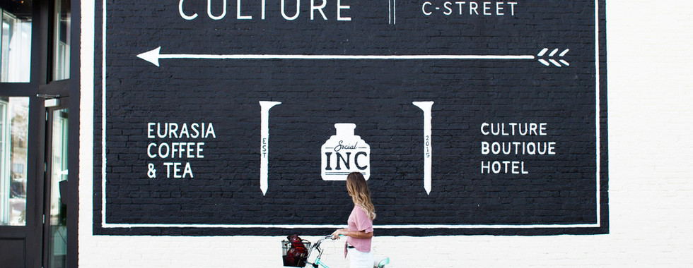 Fassadenwerbung in urbaner Umgebung mit Wegweiser und Branding – kreative Marketingaktion, physische Werbung, Visual Merchandising, Werbeagentur Easy Ending.